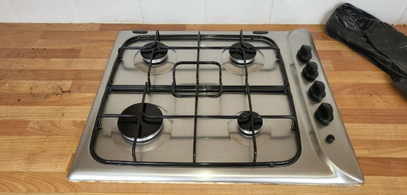 The same gas hob after cleaning